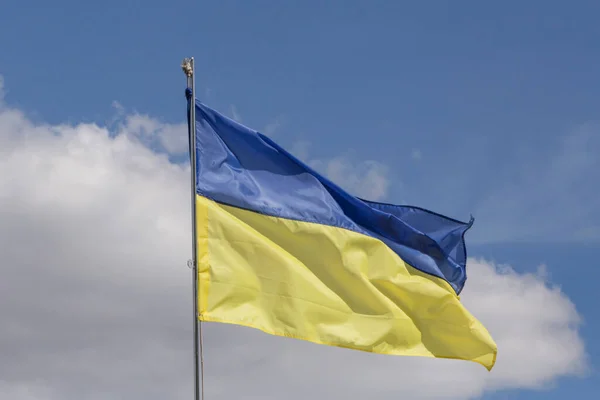 Perto Bandeira Ucraniana Mastro Contra Céu Nublado — Fotografia de Stock