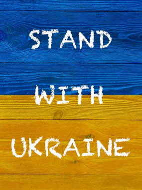 Slogan Ukrayna bayrağıyla tahta duvarda durmak