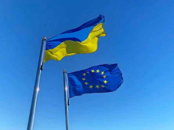 Vlaggen Van Oekraïne Europese Unie Vlaggenmasten Tegen Blauwe Lucht — Stockfoto