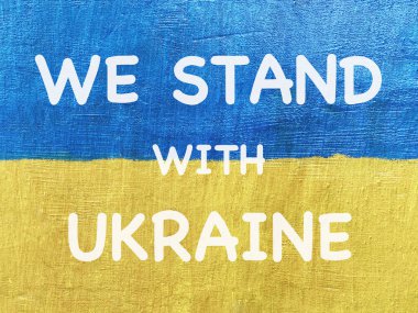 Ukrayna bayrağında Ukrayna 'nın taş duvarında duruyoruz.