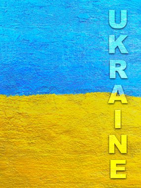 Ukrayna arka planında durun: Ukrayna bayrağı taştan duvara boyanmış.