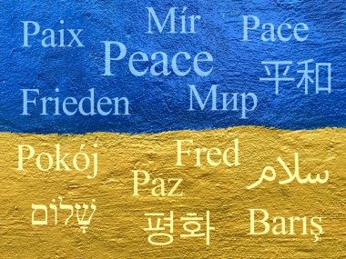 Ukrayna 'nın yanında dur: Taş duvarda Ukrayna bayrağına çeşitli dillerde barış yazıldı