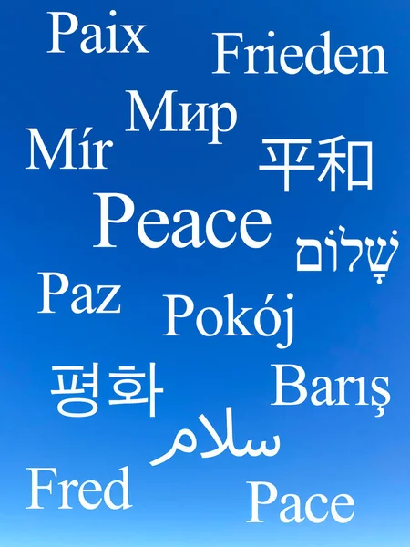 Woord Vrede Meerdere Talen Heldere Blauwe Lucht — Stockfoto