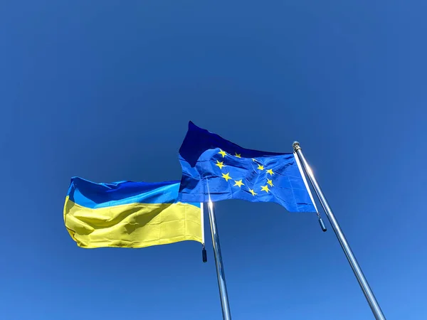 Oekraïense Vlag Vlag Van Europese Unie Vlaggenmasten Tegen Blauwe Lucht — Stockfoto