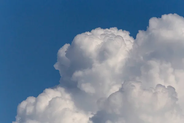 青い空に対する雨のふわふわした雲の終わり — ストック写真