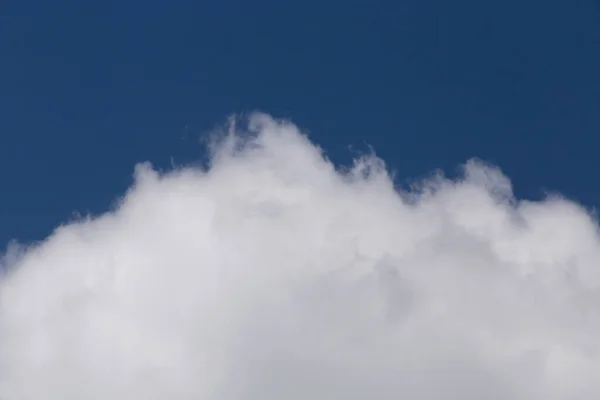 青い空に白いふわふわの雲の上を閉じて — ストック写真
