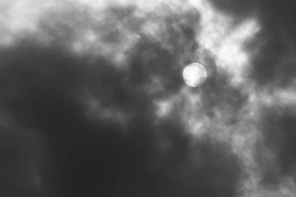 Foto Preto Branco Sol Escondido Atrás Nuvens Escuras Chuva — Fotografia de Stock