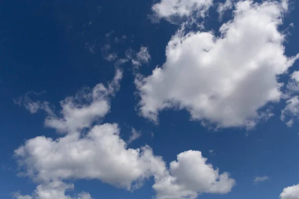 青い空に白いふわふわの雲が見える — ストック写真