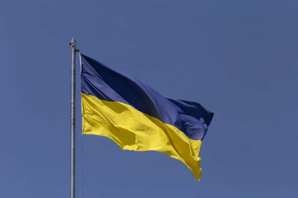 Close Waved Ukrainian Flag Hanging Metallic Flagstaff Blue Sky — Stock Photo, Image
