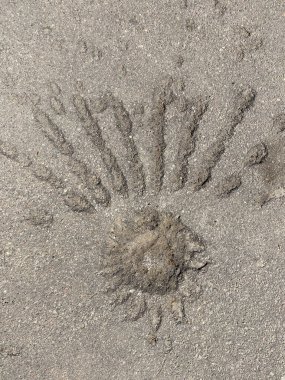 Yasak kaset bombasının yol açtığı asfaltta iz var. 