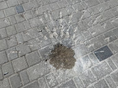 Yasak kaset bombasının yol açtığı kaldırımdaki raylar. 