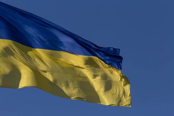 Close Van Zwaaide Oekraïense Vlag Tegen Heldere Blauwe Lucht — Stockfoto