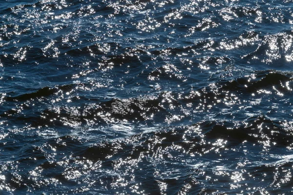 Vista Sobre Luz Sol Ondas Azuis Escuras Rio — Fotografia de Stock