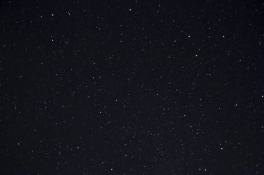 soyut doğal arkaplan: geceleyin gökyüzündeki yıldızlara bakış
