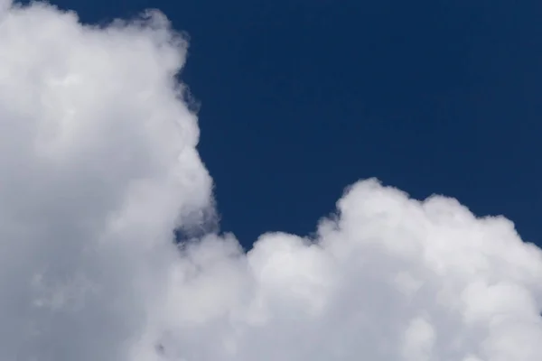 Gros Plan Nuage Duveteux Blanc Contre Ciel Bleu — Photo