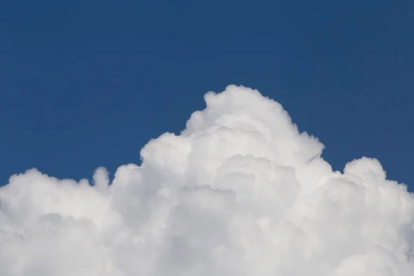 Gros Plan Sommet Nuage Blanc Pelucheux Ressemblant Une Montagne — Photo