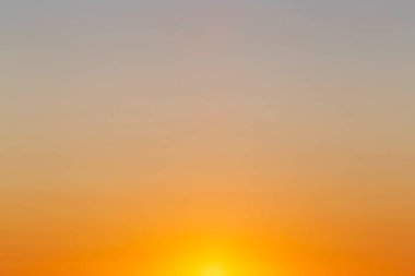 soyut doğal arkaplan: gün batımında açık gökyüzü ve güneşe bak