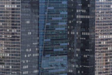 Paris 'in La Defans bölgesindeki gökdelenlerin pencereleri
