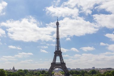 Paris 'i Eyfel Kulesi' yle yaz günü bulutlu gökyüzüne bakarken görmek