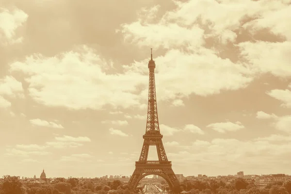 Sight Paris Eiffel Tower Cloudy Sky Colored Yellow — Stockfoto