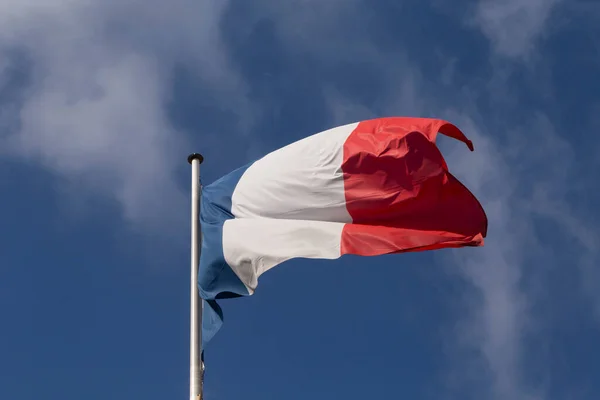 Fechar Acenar Bandeira Francesa Contra Céu Azul — Fotografia de Stock