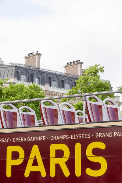 PARIS, FRANCE - 23 Haziran 2017: Bigbus tur otobüsündeki Paris sözcüğünün kapanışı
