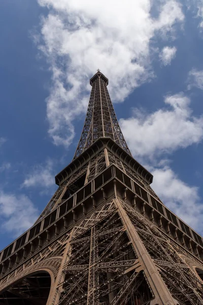 Close Sight Eiffel Tower Paris Blue Sky White Clouds — Stockfoto