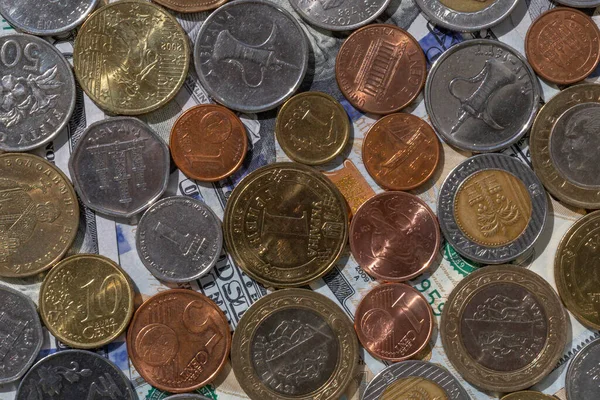 Обмен Валюты Монеты Разных Стран Лежат Банкнотах 100 Долларов — стоковое фото