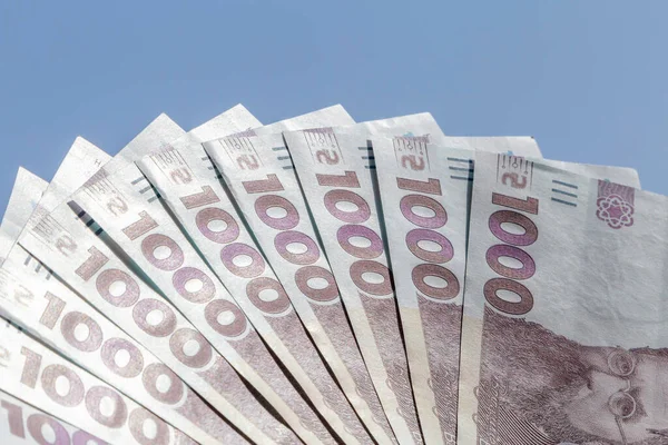 Fächerförmige Fünfhundert Ukrainische Hrivnya Banknoten Vor Blauem Himmel — Stockfoto