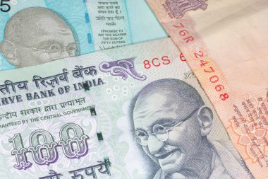 Birkaç Hint rupi banknotunu kapatın.