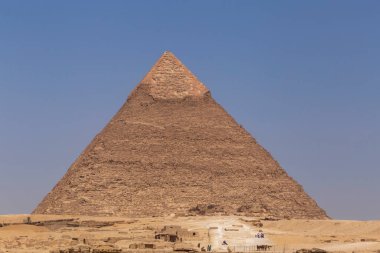 Giza 'daki Khafre Piramidi ve Vadi' nin mavi gökyüzüne karşı görüntüsü