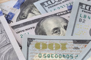 Birkaç yüz dolarlık banknotları kapatın.