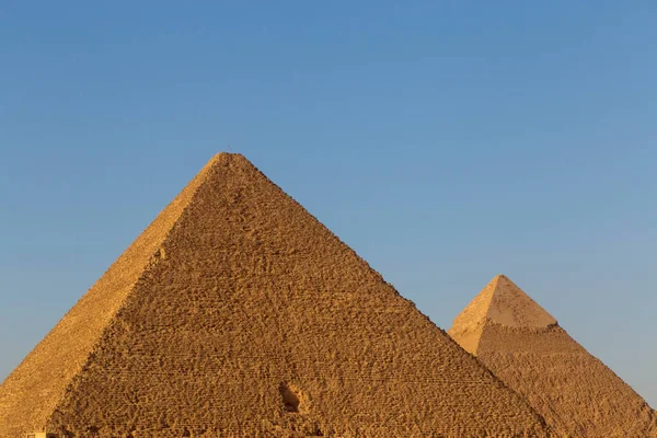 吉萨金字塔和哈夫尔金字塔与蓝天的对比 — 图库照片