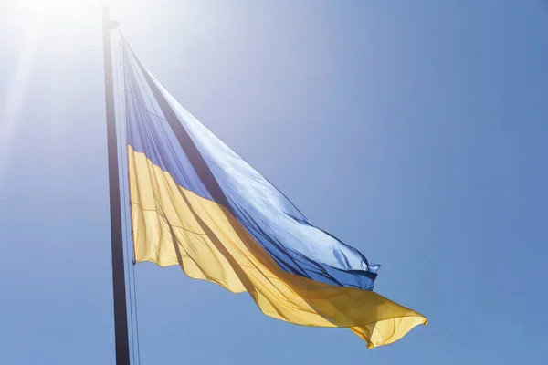 Закрити Прапор України Флагштоку Під Сонячним Світлом — стокове фото
