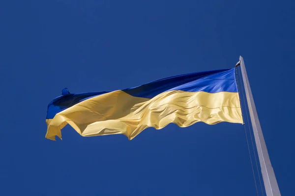 Закрити Хвилястий Український Прапор Флагштоку Проти Блакитного Неба — стокове фото