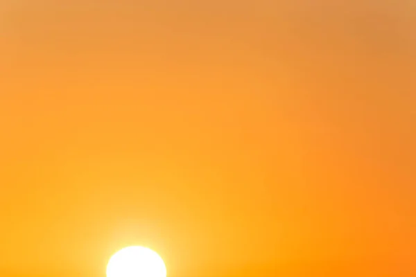 Blick Auf Den Klaren Orangen Himmel Mit Aufgehender Sonne — Stockfoto