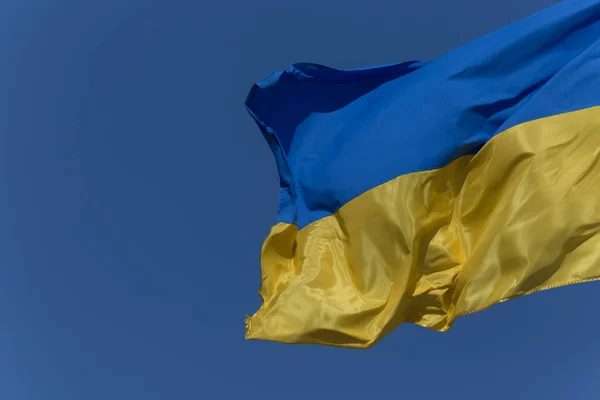 Fechar Bandeira Ucraniana Ondulada Contra Céu Azul — Fotografia de Stock