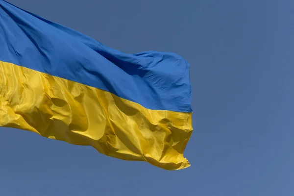 Close Van Zwaaide Oekraïense Vlag Tegen Heldere Blauwe Lucht — Stockfoto