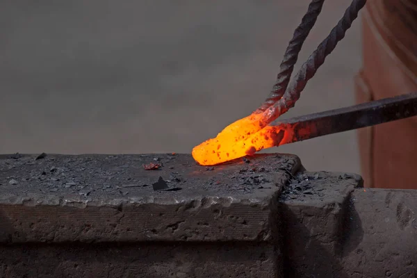 Close Hot Metal Rod Anvil Forge — Stockfoto