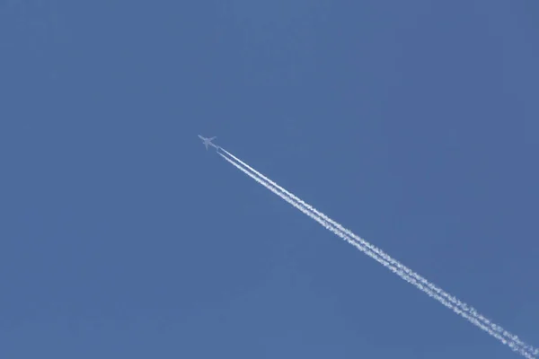 View Aircraft Flying Clear Blue Sky — Fotografia de Stock