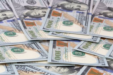 100 dolarlık banknotları kapatın.