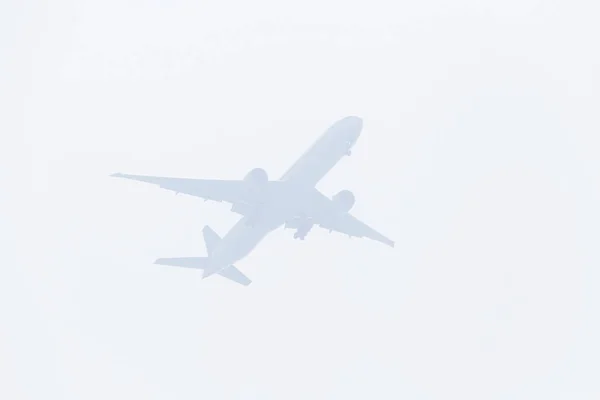 Close Van Vliegtuigen Die Slecht Zicht Landen Door Smog — Stockfoto