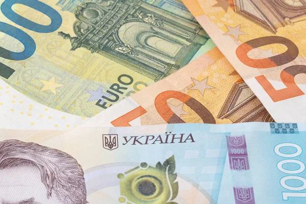 Закрити Банкноту Тисячу Українських Гривень Проти Кількох Євро — стокове фото