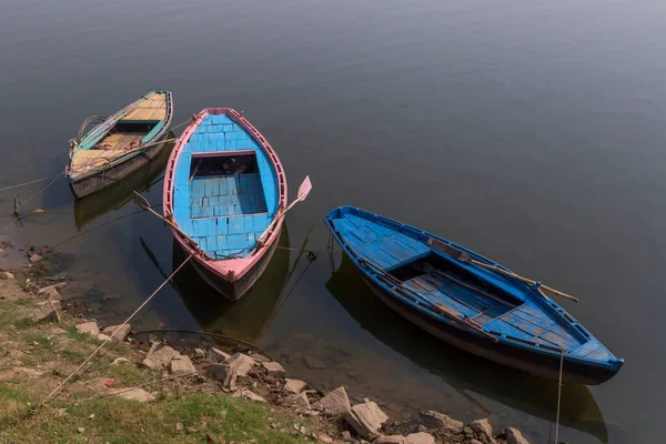 Vista Tre Barche Sulla Costa Del Fiume Gange Nella Città — Foto Stock