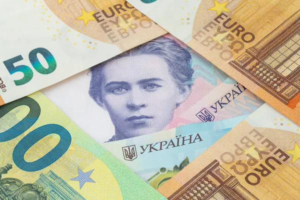 Afsluiting Van Oekraïense Bankbiljetten Omringd Door Eurobankbiljetten — Stockfoto
