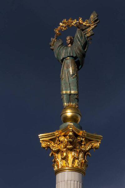 Памятник Берегинии на вершине памятника Независимости в Киеве против драматического грозового неба