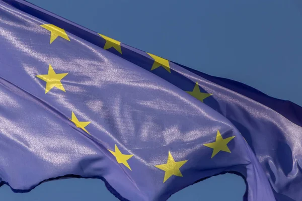 Fechar Bandeira União Europeia Ondulada Contra Céu Azul — Fotografia de Stock