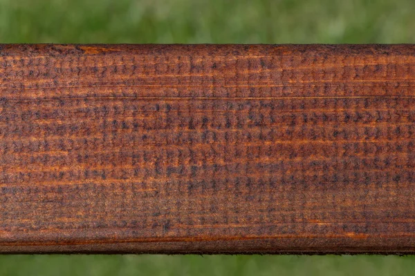 Zbliżenie Drewnianej Deski Zielonej Trawy — Zdjęcie stockowe