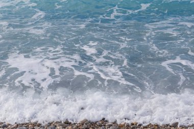 Yazın Nice 'de kumsaldaki gök mavisi dalgaların manzarası