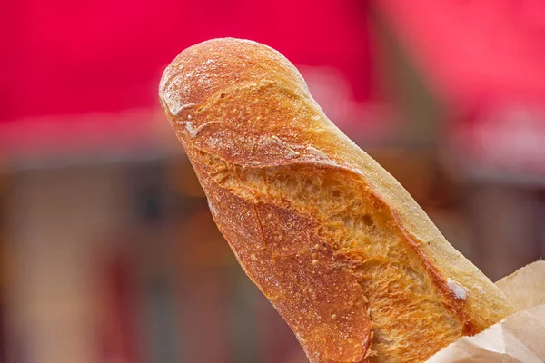 Nahaufnahme Von Französischem Baguette Gegen Verschwommene Straße Von Paris — Stockfoto